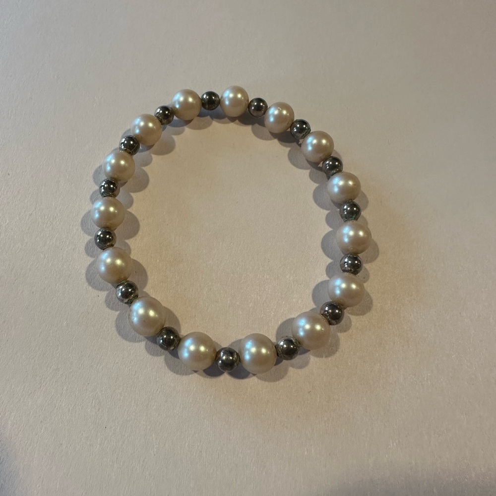 Pearl and Silver Beaded Bracelet with Elegant Design